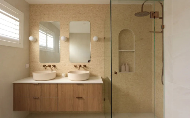 Tugun Retreat - 5BRM Home with Pool