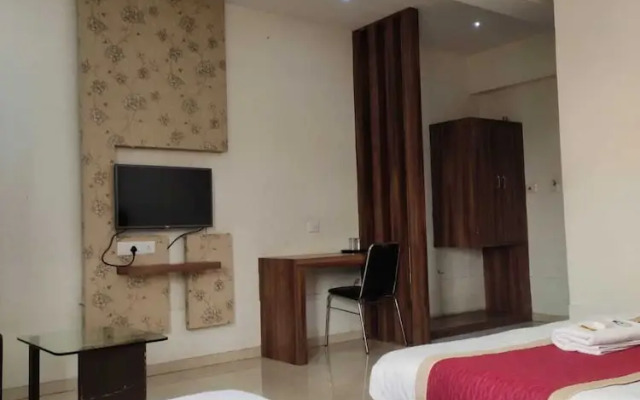 Hotel Luxura & Festiva Restaurant