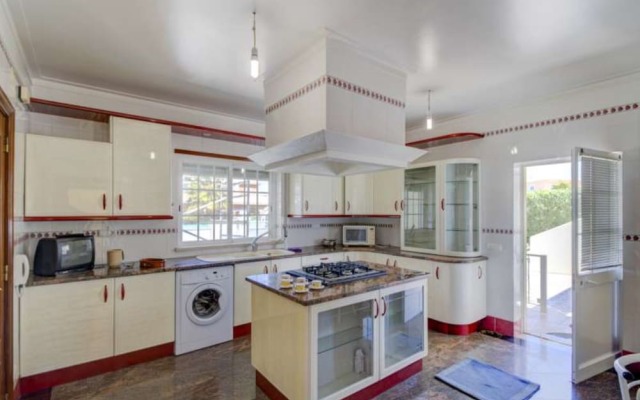 Villa - 6 Bedrooms with Pool and WiFi - 104371