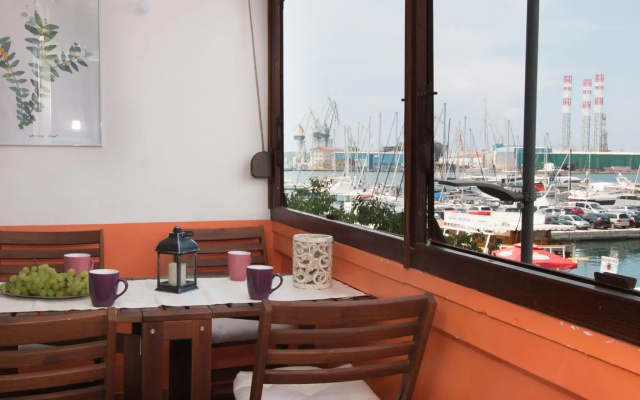 Harbour-Apartment with sea view and parking spot