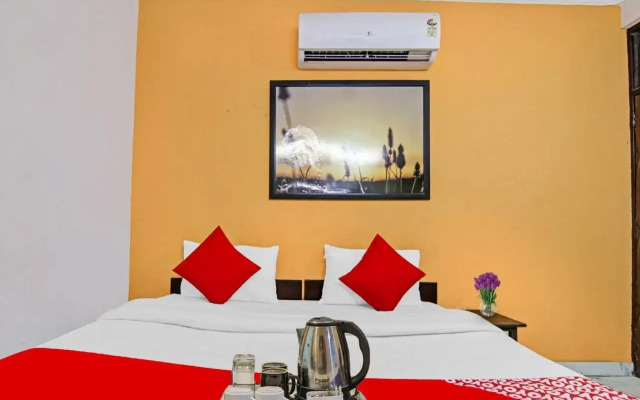 OYO Flagship 70237 Cozy Stay Deluxe