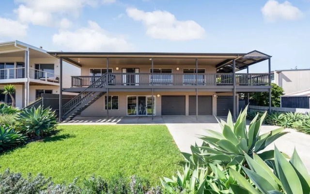 Spacious 3-bed Ground Level Beachside Stay