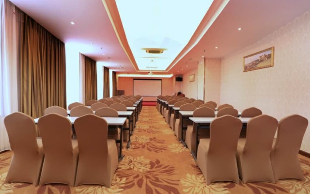 Vienna Hotel (Shenzhen Gongming Square Station)