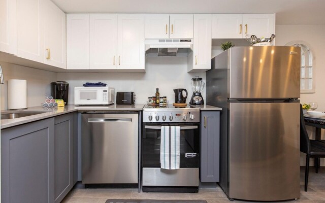 Prime Location - Luxury 1BR With King Bed - Steps From Byward Market