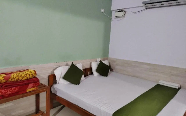 Oyo 87132 Mahamaya Holiday Inn