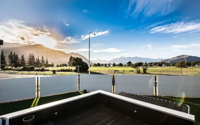 Wanaka Lakefront Gem