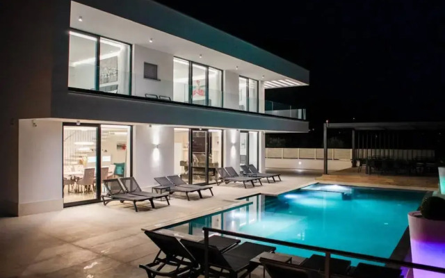 Sunset Serenity Villa With Pool, Gym and Sauna
