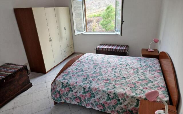 Miriam 21, a 300 metri dal mare