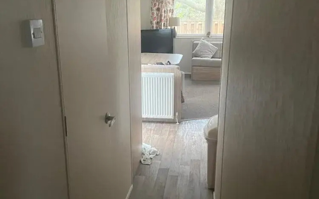 3 Bed Caravan - Sleeps 6 - Pets - 5 min to Beach