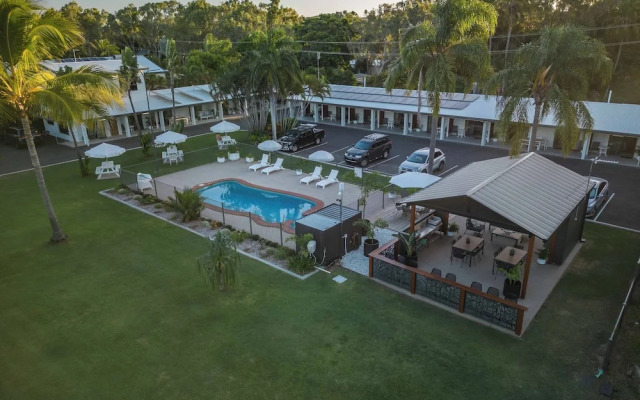 Kinka Palms Beachfront Apartments / Motel