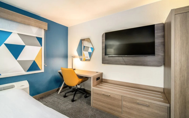 Holiday Inn Express & Suites Phoenix - Mesa West, An Ihg Hotel