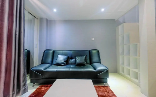 Minimalist and Stylish Studio Dave Apartment By Travelio