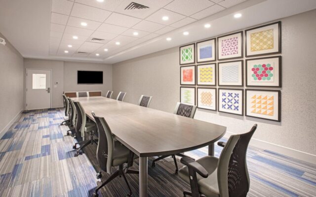 Holiday Inn Express & Suites Manhattan by IHG