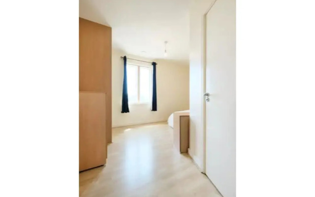 Bright and Spacious 2-bedroom Flat, Sleeps 4