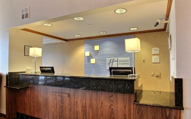 Holiday Inn Express Hotel & Suites Oshkosh Stateroute 41