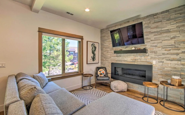 Charming Cle Elum Townhome w/ Balcony & Views