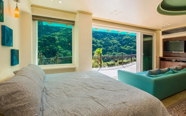 Penthouse With Amazing Views, and Luxury Throughout