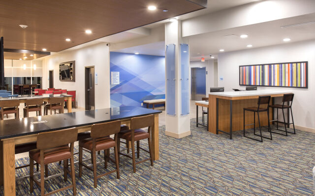 Holiday Inn Express and Suites Lincoln I - 80 by IHG