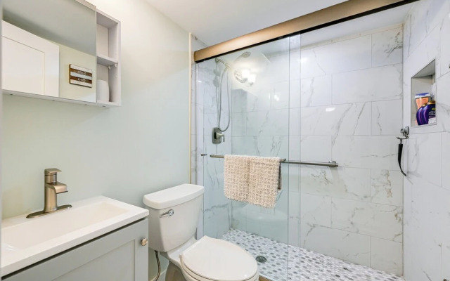 Naples Condo w/ Pool - Walk to Dining & Beach