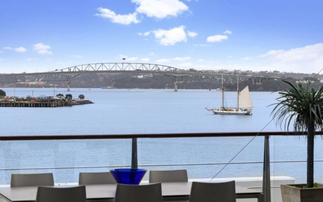 Light and spacious w incredible harbour views