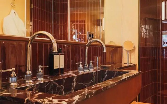 Confidential Room 5, a Stone's Throw From the Louvre