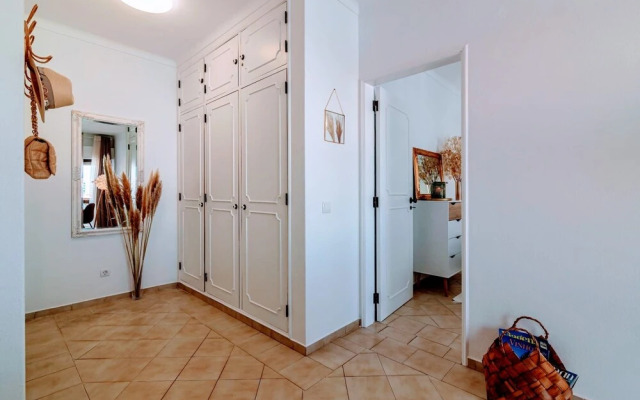 Holiday 1 Bed Apartment With Pool in Albufeira