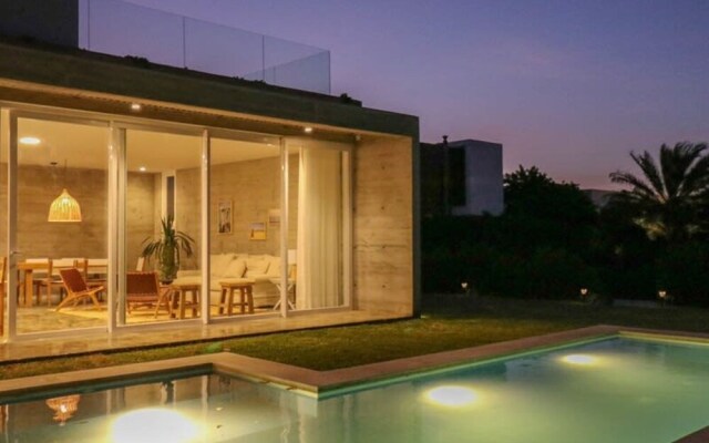 w Modern 4BR Villa With Private Pool in Paracas