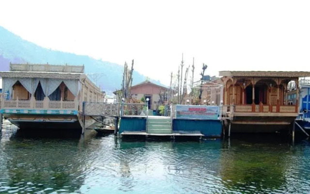 Howrah Houseboats in Srinagar