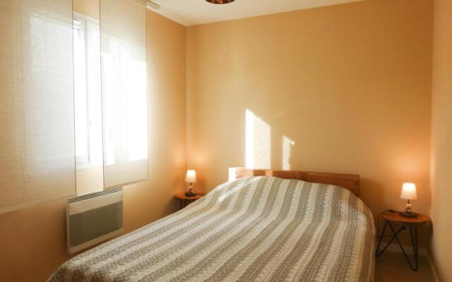 Nice Holiday Home With Private Terrace, Arpaillargues-et-aureillac