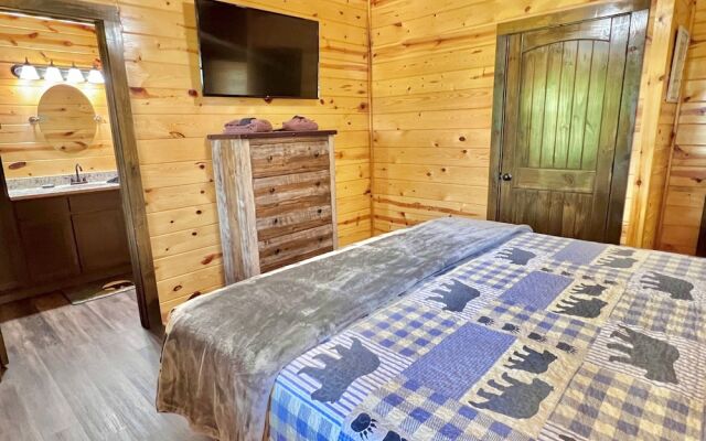 South Side Serenity 2 Bedroom Cabin by RedAwning