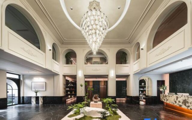 Shanghai People's Square Nanjing East Road Pedestrian Street Treasury Hotel