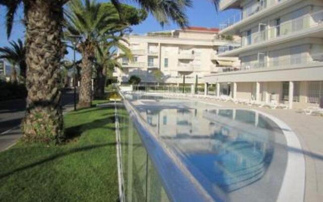 Stunning 2 Bed Apt On The Seafront Of Cannes In A High Class Secure Building With Swimming Pool 463