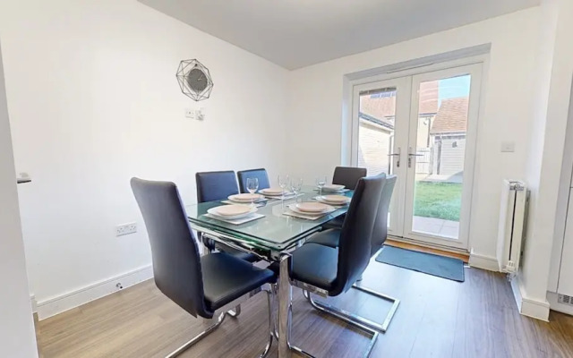 Tms Lovely 5-bed House in Stanford-le-hope