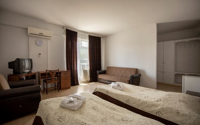 Leader Hotel