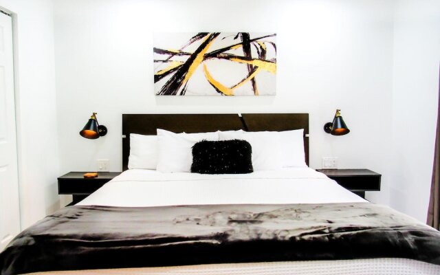 Stylish 3 Bedroom Home Private Balcony Patio