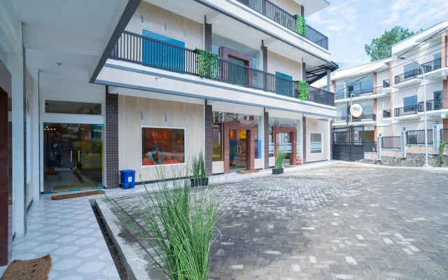 Sans Hotel Queen Batu