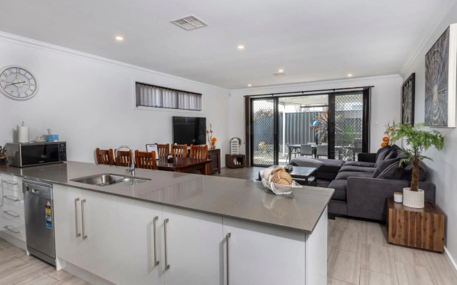 Cozy Getaway, King Bed with TV, NBN, Netflix, Nespresso