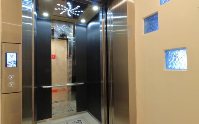 Amir Train Station and Elevator B&B