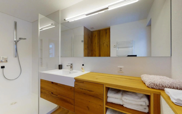 Splendid attic apartment with a south oriented balcony, Marietta #4 – Guest Rooms – Leukerbad