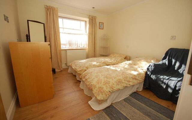 Broxbourne Two-Bedroom Apartment Close To Amenities