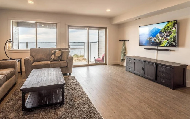 Seagate: Starboard~coos Bay~premiere Property