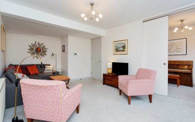 Whitehouse Apartment