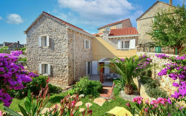 Three-Bedroom Holiday Home in Sutivan