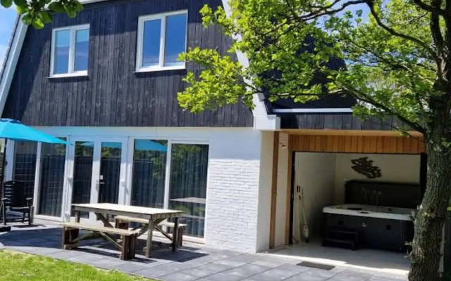 Cozy Vacation Home With a hot tub