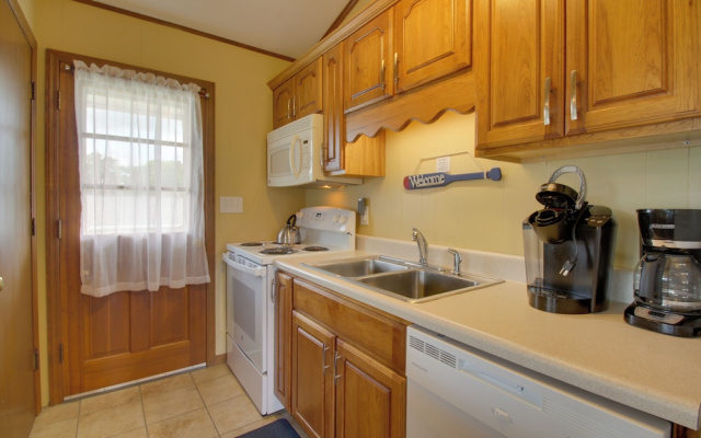 Lakefront Hiwassee Home w/ Private Dock & Deck!
