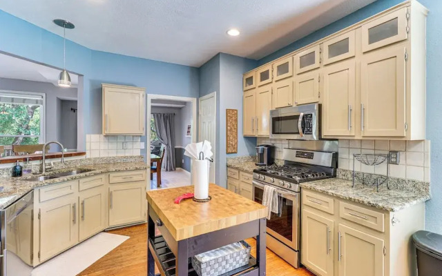 Deck & Greenbelt Access: Lovely Austin Home