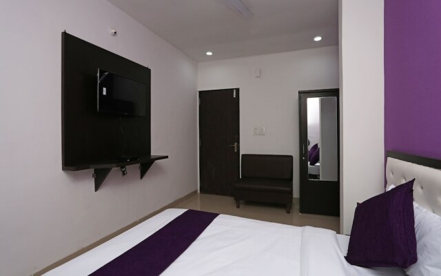 OYO 10718 White Oak Hotel