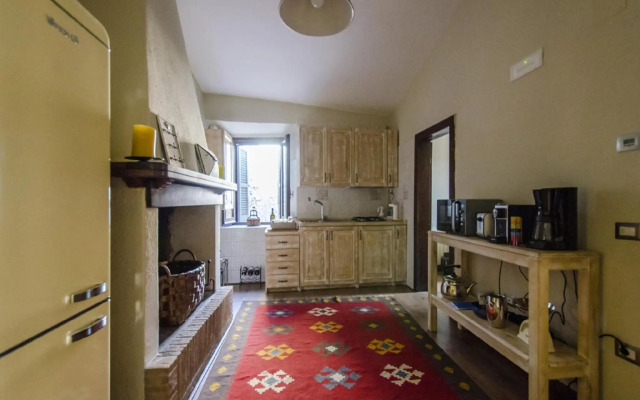 Casa Della Torre In Borgo Medievale