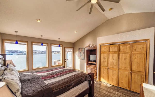 Redbud Retreat Amenity-filled Waterfront Home!