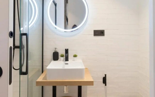 Amplio y moderno apartamento con tarima refrescante by Staynnapartments